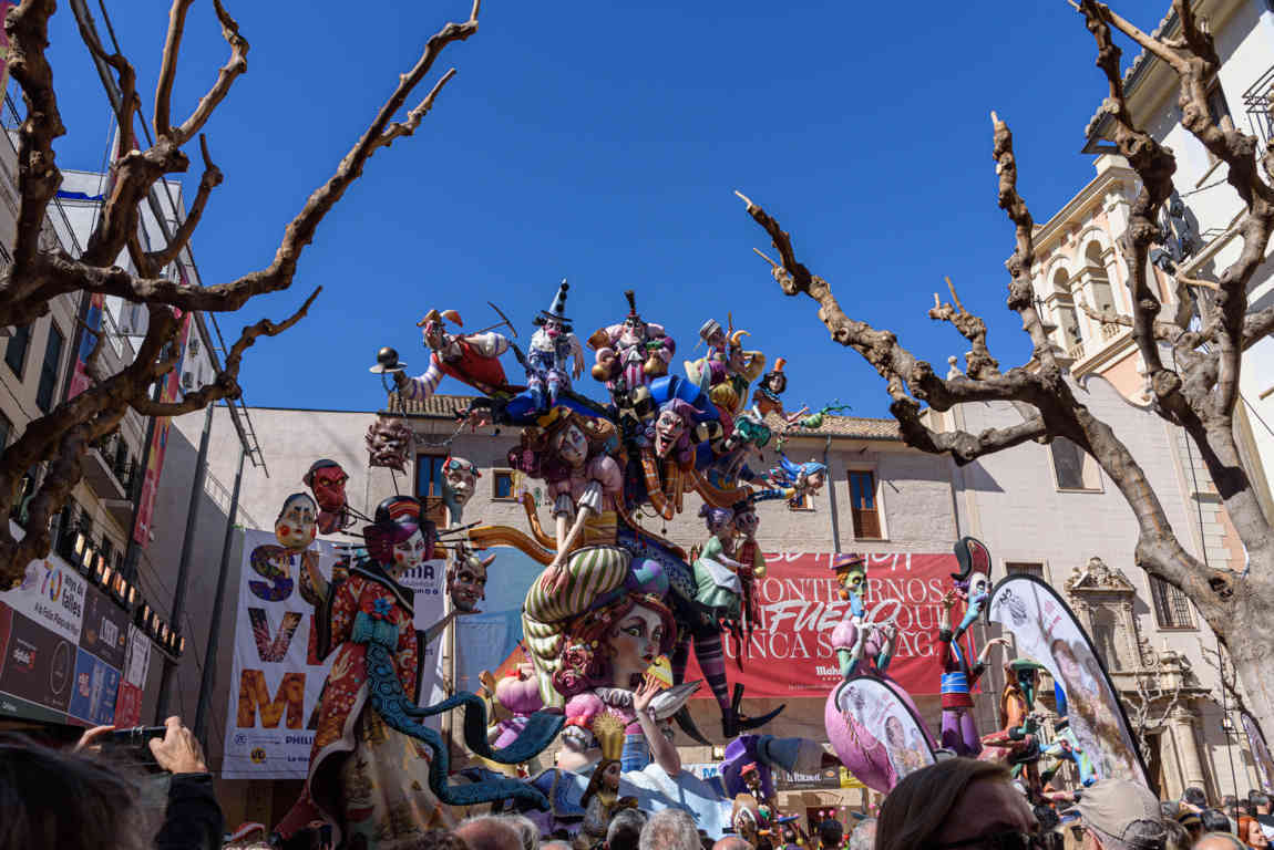 Valencia - fallas 2023 - 2 premio - falla plaza del Pilar - We will survive 01.jpg